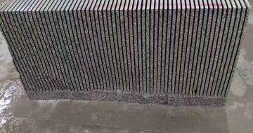 海东芝麻白毛板荒料切割