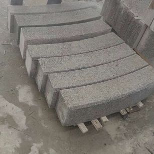 海东芝麻白弧形路牙石