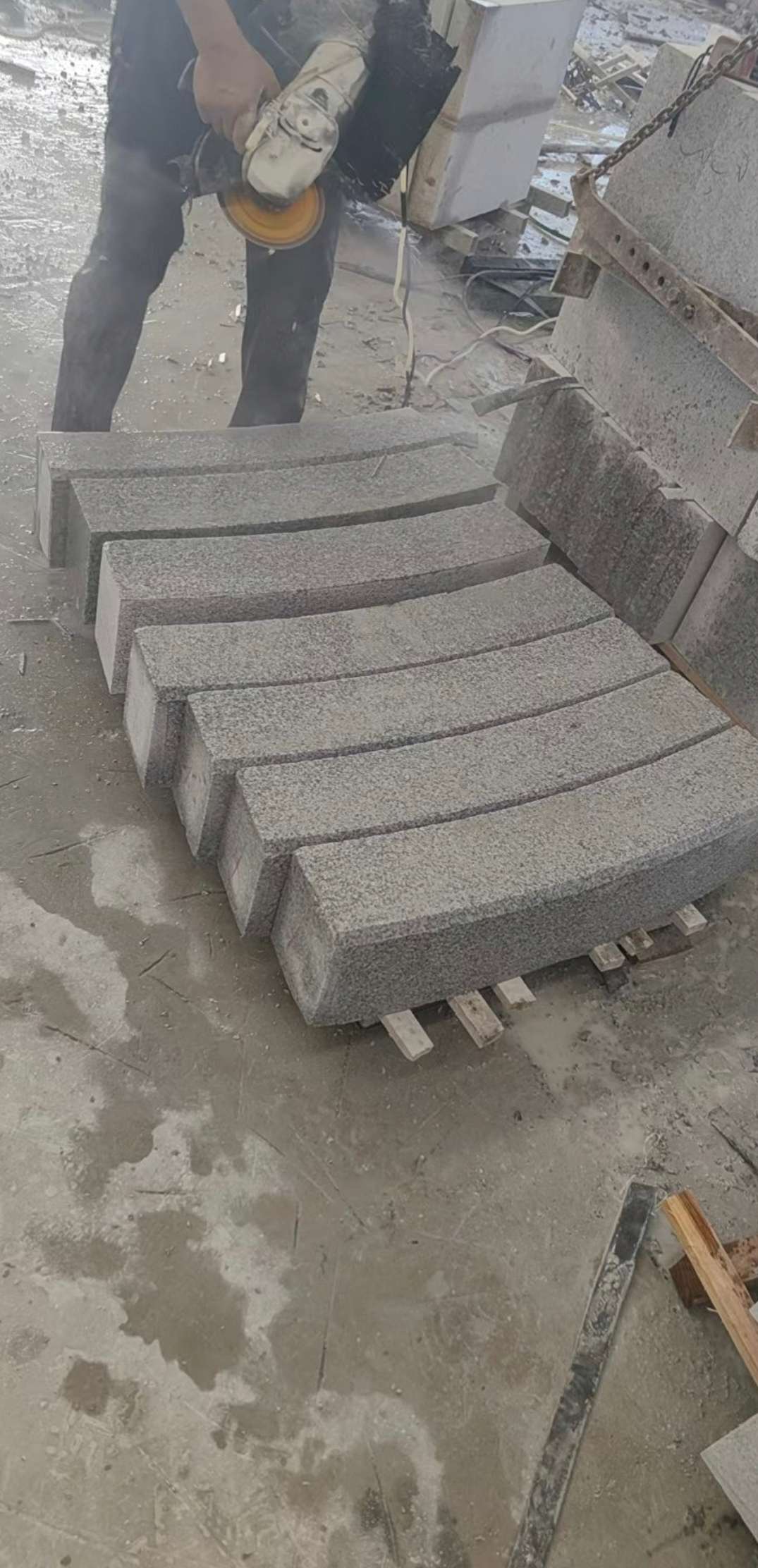 海东芝麻白弧形路牙石